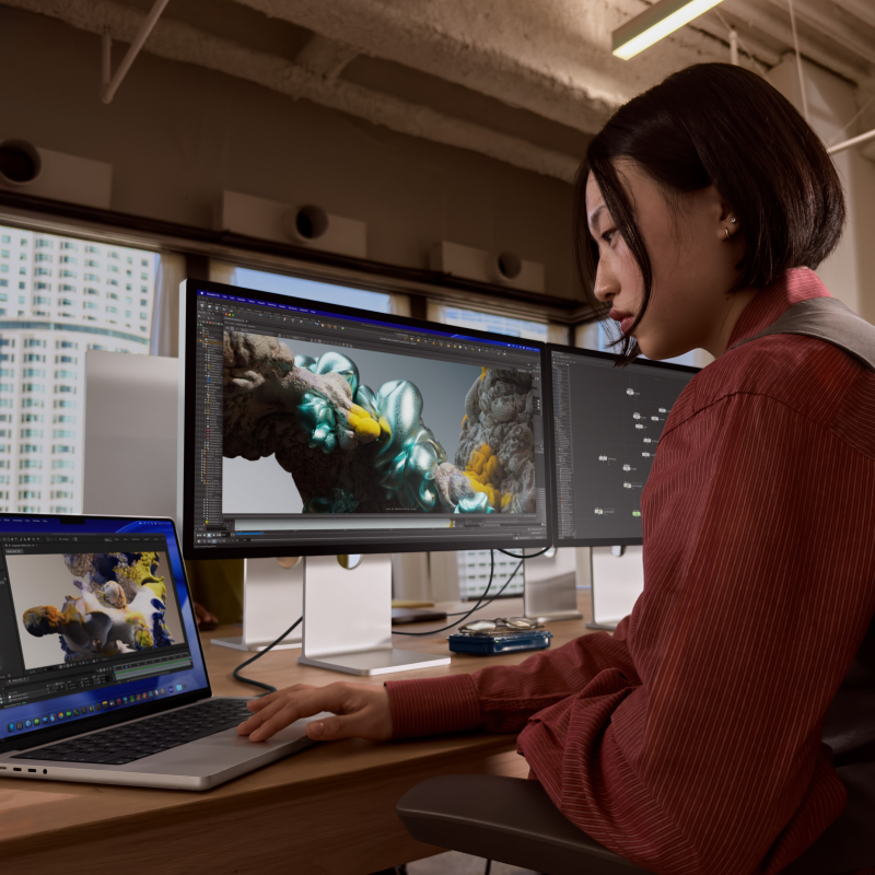 На фото изображено Apple MacBook Pro 14" (M5 Max, 18C / 32C, 2026) 36 ГБ, 1 ТБ SSD, чёрный космос