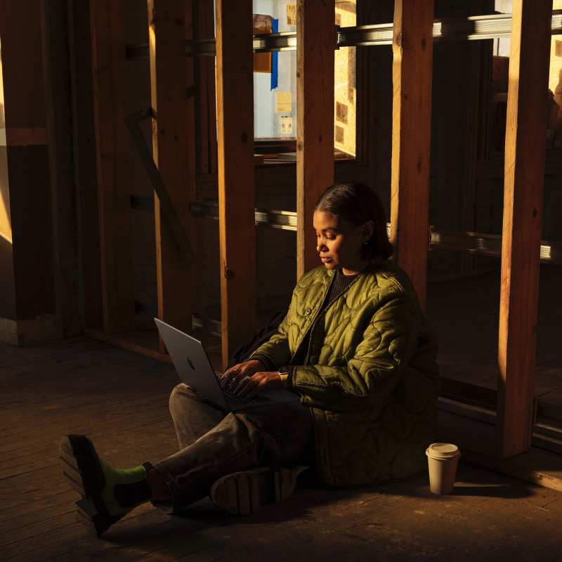 На фото изображено Apple MacBook Pro 14" (M5 Max, 18C / 32C, 2026) 36 ГБ, 1 ТБ SSD, чёрный космос