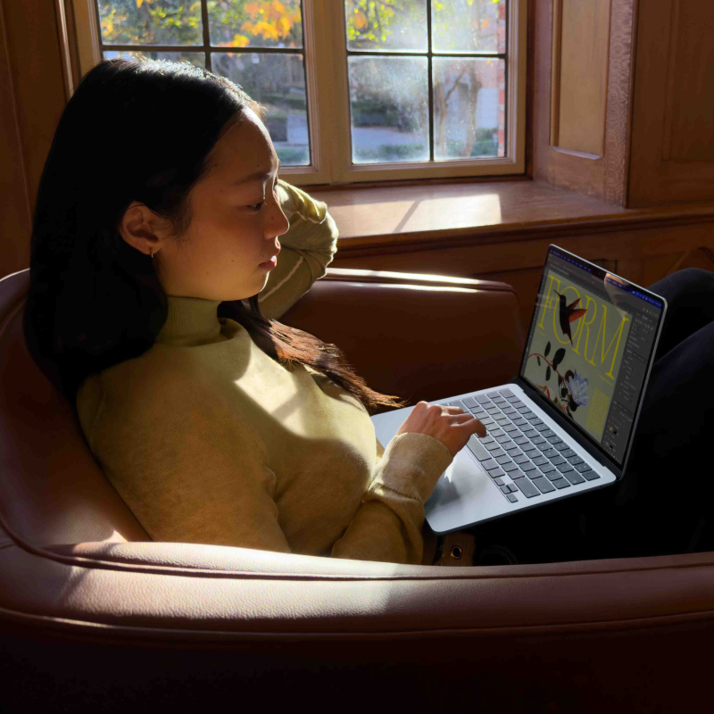 На фото изображено Apple MacBook Air 13" (M5, 10C / 8C, 2026) 16 ГБ, 512 ГБ SSD, Небесно-голубой