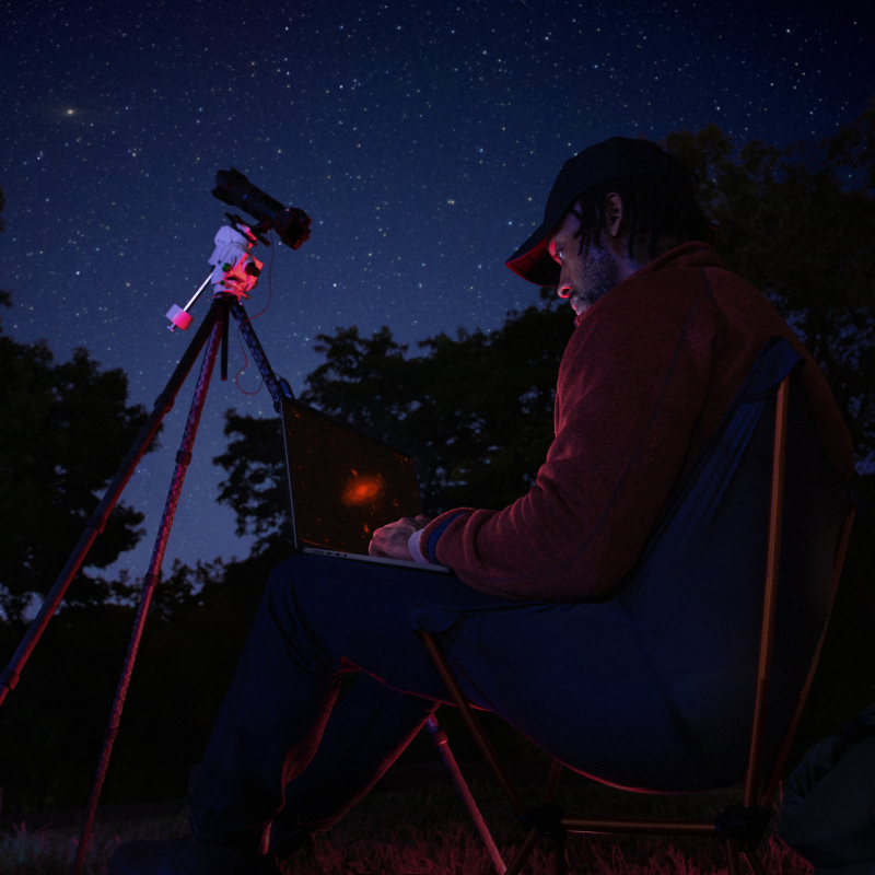 На фото изображено Apple MacBook Pro 14" (M5 Max, 18C / 32C, 2026) 36 ГБ, 1 ТБ SSD, чёрный космос